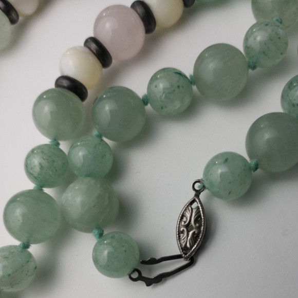 Vintage Jade Necklace Beautiful Green Wh Rose Translucent Ornate Metal Closure - Picture 7 of 7